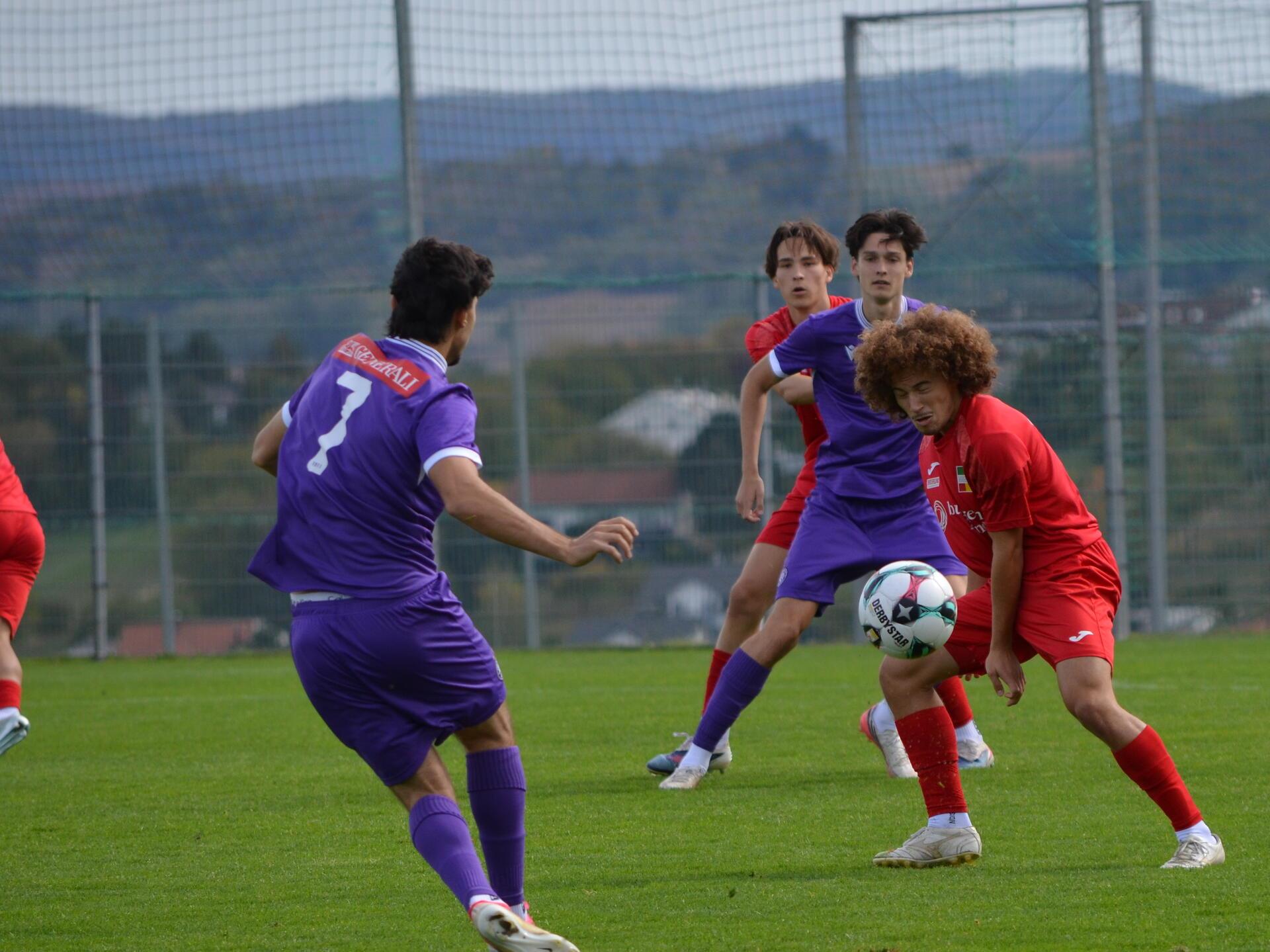 Jakob Adler (r.) sichert hier den Ball ab. Das Spiel der U18 gegen die Austrianer ging jedoch 0:4 verloren.