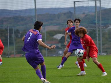 Jakob Adler (r.) sichert hier den Ball ab. Das Spiel der U18 gegen die Austrianer ging jedoch 0:4 verloren.