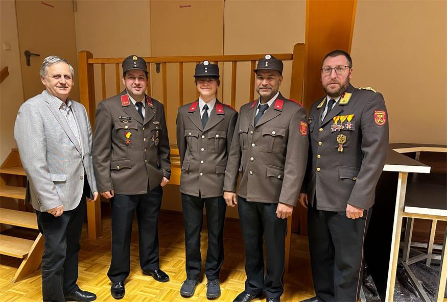 Jakob Küblböck und Tarun Sharma wurden angelobt. Mit am Bild Bürgermeister Herbert Schedl, Kommandant Eric Supper und Abschnittskommandant Alexander Blazovich.