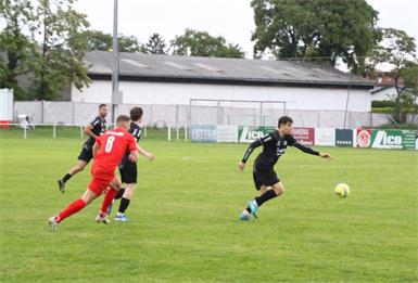 Jakov Josic und seine Siegendorfer kamen gegen Oberpullendorf vorerst einen Schritt zu spät, gewann aber doch noch 2:1