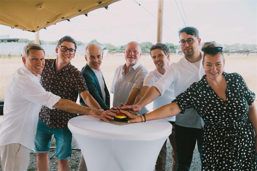 Jan Häupler, CFO oekostrom AG, Peter Kuntner, Projektleiter oekostrom Produktions GmbH, Ulrich Streibl, CEO oekostrom AG, Parndorfs Bürgermeister Wolfgang Kovacs,  Christoph Grosssteiner, Geschäftsführer der oekostrom Produktions GmbH, Julian Tiencken, Geschäftsführer von Green Planet Projects, Elisabeth Reinthaler, Teamleiterin der Projektentwicklung PV-Kraftwerke oekostrom Produktions GmbH bei der Eröffnung.