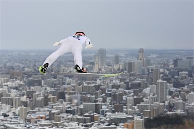 Jan Hörl vor der Kulisse Sapporos mit dem Sprung zu Platz vier