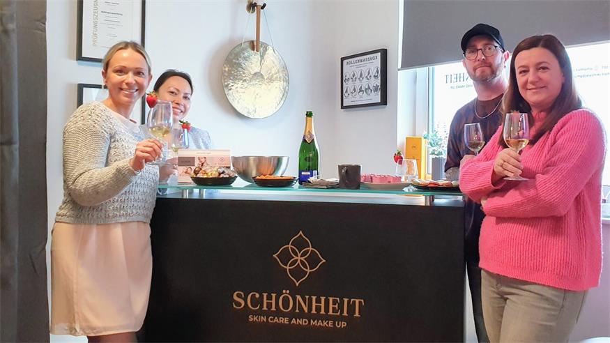 Janine Hammerl begrüßte bei ihrem Open House bereits erste Kunden.