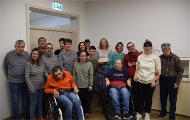 Jasmin Traupmann übergab die Spende an Leiterin Rita Keserovic und die Klientinnen und Klienten der Förderwerkstätte von „Rettet das Kind“ in Oberpullendorf.