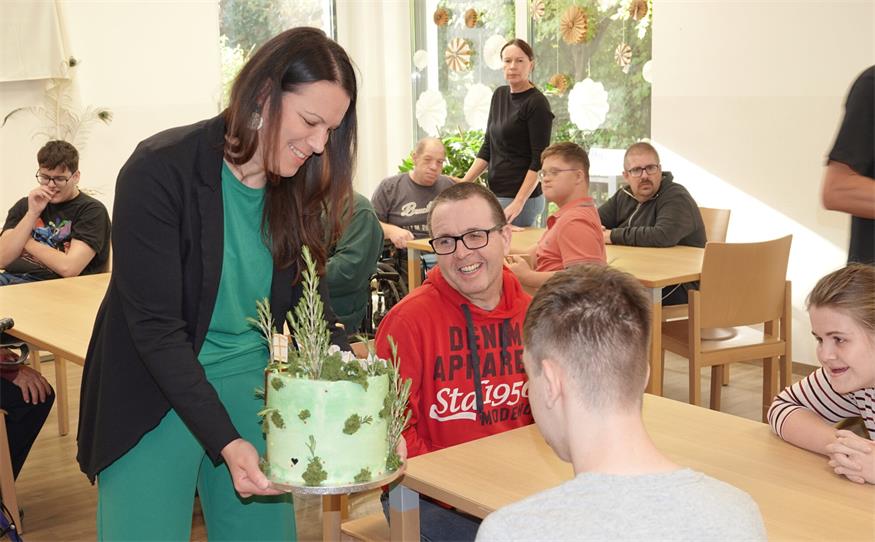 Jedes Jahr nach dem Waldquelle Familienwandertag bedankt sich Waldquelle rund um Marketingleiterin Dagmar Habeler mit einer Torte bei der Förderwerkstätte Rettet das Kind – als süßes Dankeschön für das liebevolle Packen der Wanderpakete. 