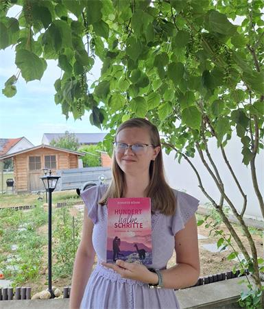 Jennifer Böhm hat mit „Hundert halbe Schritte – Willkommen am Kämpferhof“ ihr mittlerweile neuntes Buch veröffentlicht.