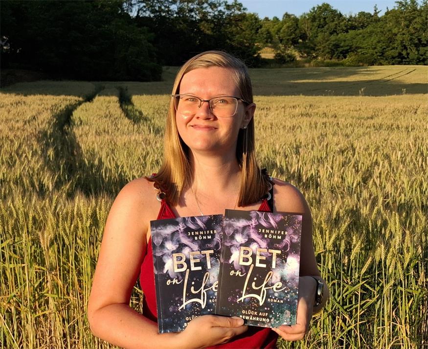 Jennifer Böhm präsentiert ihren neuen Roman „Bet on Life – Glück auf Bewährung“ – eine Liebesgeschichte, wie es sie so noch nicht gegeben hat, die sich einfühlsam mit Themen wie Kinderwunsch, Unfruchtbarkeit und Samenspende auseinandersetzt.