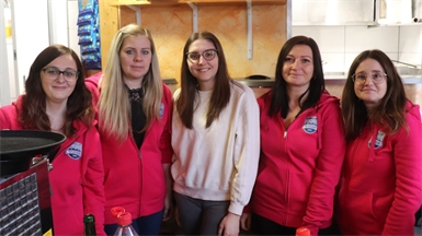 Jennifer, Yasmin, Yara, Victoria, Michaela vom Skiclub Wiesen waren in der Skihütte für die Speisen zuständig.