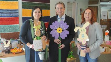 Jenny Znaymer (Leiterin Förderwerkstätte), Werner Zechmeister (Bezirkshauptmann) und Sigrid Wallner (Leiterin Amtskassa) mit Osterdekorationen.