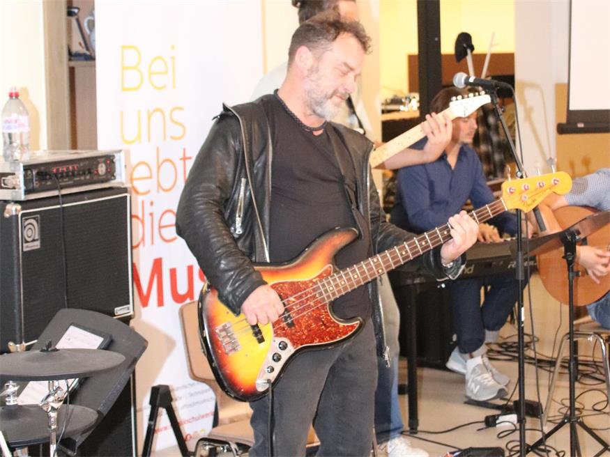 Jerry Meehan an der Bassgitarre bei seinem Workshop in der Mattersburger Musikschule.