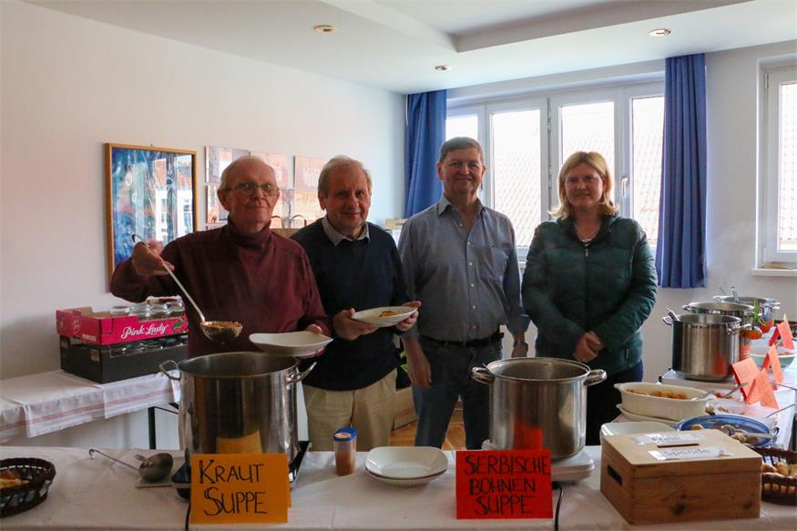 Johann Kainz, Hans Renner, Josef Schlögl und Andrea Spadt beim traditionellen Fastensuppenessen in Pilgersdorf.