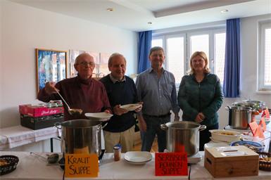 Johann Kainz, Hans Renner, Josef Schlögl und Andrea Spadt beim traditionellen Fastensuppenessen in Pilgersdorf.