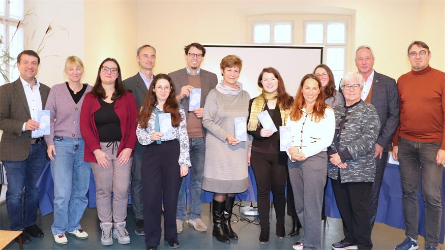 Johann Kirchknopf von der Burgenländischen Forschungsgesellschaft (BFG), Katharina Wolf-Scholz, Marina Stoilova, Juraj `edivý, Eszter Hárs, BFG-Geschäftsführer Michael Schreiber, Eisenstadts Kulturausschuss-Leiterin Waltraud Bachmaier, OJM-Direktorin Esther Heiss, Elisabeth Exl, Teresa Stöckl vom OJM, Gisela Spatzierer, Judaistik-Institutsvorstand der Uni Wien, Gerhard Langer und Herbert Peter.