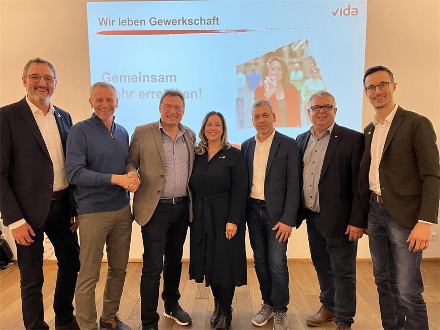 Johann Laschalt (2.v.l.) übergab den Vorsitz an Josef Gumhold (3.v.l.). Mit dabei waren (v.l.) Arbeiterkammer-Präsident Gerhard Michalitsch, Jasmin Feibel, Thomas Priedl, vida- und ÖGB-Vorsitzender Erich Mauersics und vida-Geschäftsführer Oliver Krumpeck.