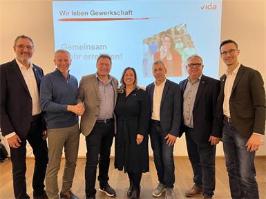 Johann Laschalt (2.v.l.) übergab den Vorsitz an Josef Gumhold (3.v.l.). Mit dabei waren (v.l.) Arbeiterkammer-Präsident Gerhard Michalitsch, Jasmin Feibel, Thomas Priedl, vida- und ÖGB-Vorsitzender Erich Mauersics und vida-Geschäftsführer Oliver Krumpeck.