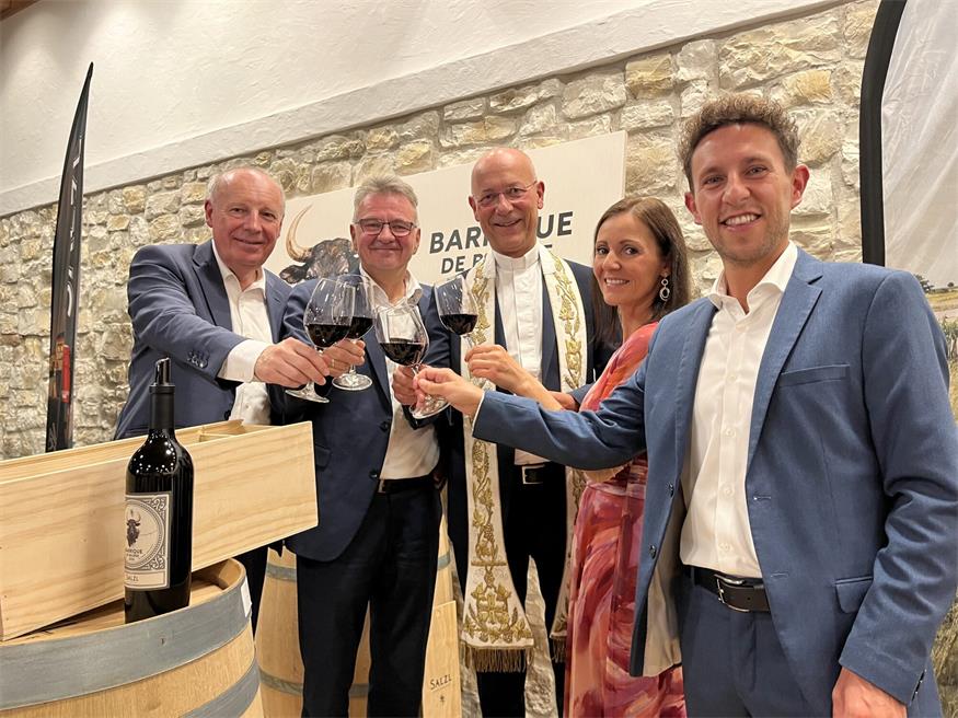 Johann Wanovits, Robert Kliesspiess und Dompfarrer Toni Faber zusammen mit Verena und Christoph Salzl