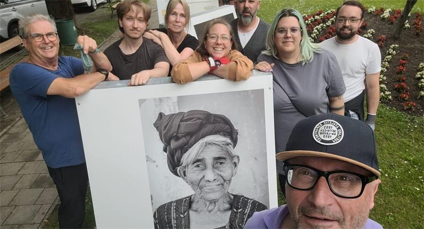Johannes Horngacher, Tobias und Marcela Moser, Ines Steiner, Alexander Steiner, Jenni Vass und Marco Schändl (v. l.), Landesinnungsmeister-Stv. Ernst Breitegger (vorne) 
