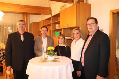 Johannes Janitsch, Franz und Andrea Steiger vom Weingut Steiger, Elisabeth Weinfurter (Obmannstellvertreterin der Sportunion Neudörfl und Leiterin der Sektion Gymnastik) und Christoph Marchhart (KMB-Obmann des Dekanats Mattersburg).