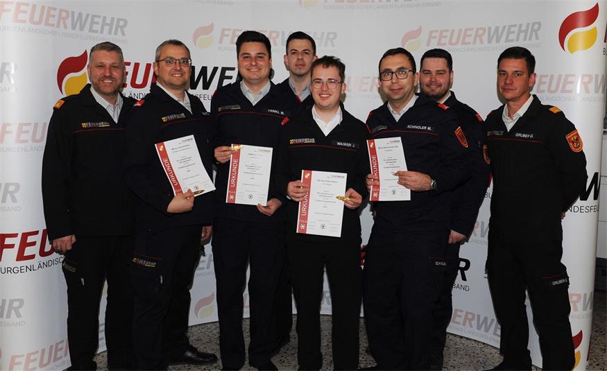 Johannes Moritz (FF Rohrbach), Michael Trinkl (FF Loipersbach), Julian Wagner (FF Forchtenau), Markus Schindler (FF Loipersbach) absolvierten dasFunkleistungsabzeichen in Gold erfolgreich. Es gratulierten Bezirkskommandant Adi Binder junior, Daniel Frenner, Nikolaus Paul und Bezirkskommandant-Stellvertreter Gernot Gruber.