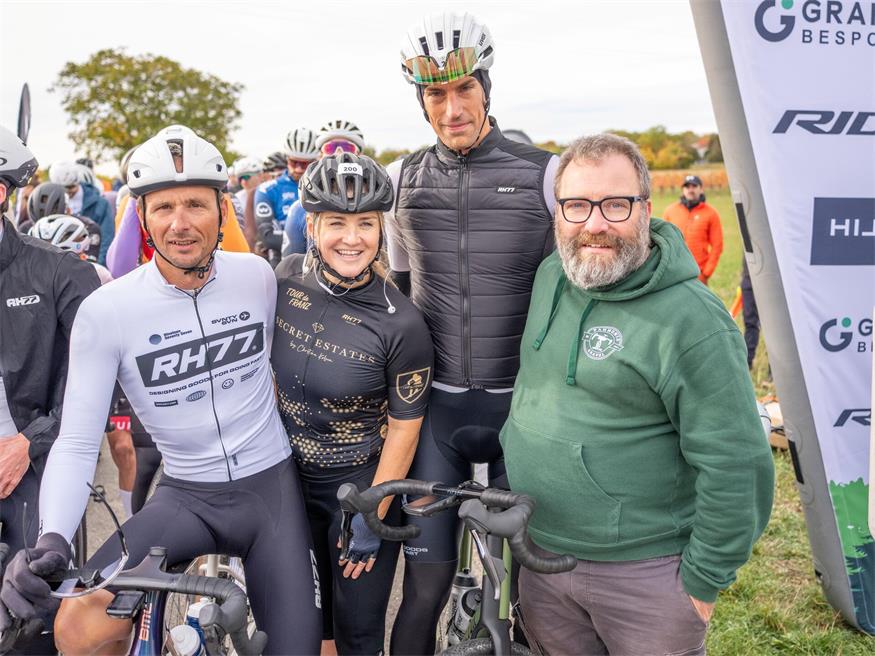 Johnny Hoogerland, Lizz Görgl, Reto Hollenstein und Organisator Johannes Hessenberger (v.l.) beim Start.