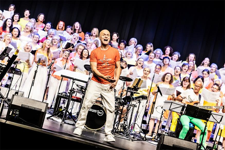 Jonny Pinter in seinem Element - und mit ihm viele Stimmen. Der Chorworkshop ist ein zentrales Highlight der Vokalsommerakademie.
