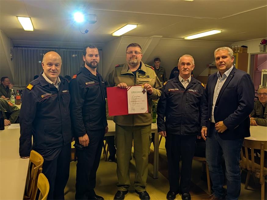 Josef Bürger erhielt das Verdienstzeichen des ÖBFV in Bronze. Abschnittsfeuerwehrkommandant Josef Weber, Kommandant Christian Schabl, Bezirkskommandantstellvertreter Kurt Kappel und Bürgermeister Ewald Bürger gratulierten. 