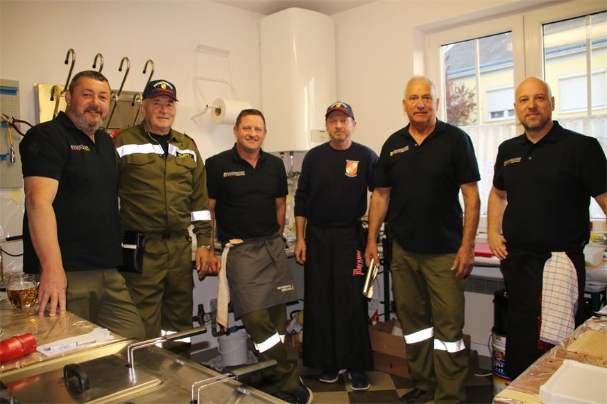 Josef Herold, Johann Kollerits, Kommandant Jürgen Supper, Emmerich Holler, Stefan Kollerits und Kommandantstellvertreter Reinhard Freh standen in der Küche.