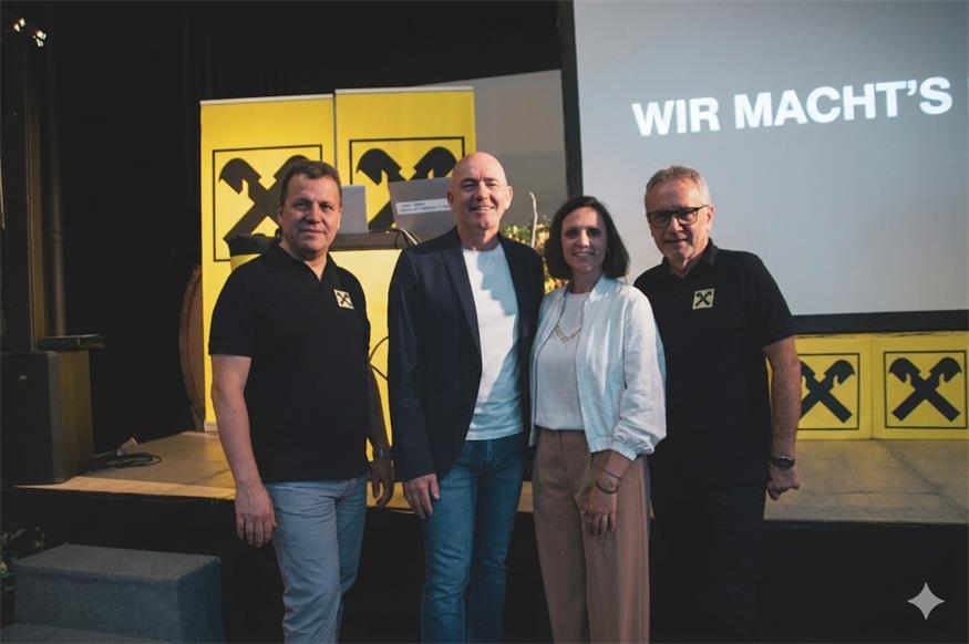 Josef Koller (l.) und Adalbert Renner (r.) von der Raiffeisen mit Peter Baumgartner und Olivia Prader beim Vortrag.