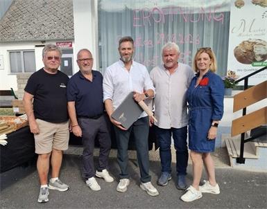Josef Mersich, Bürgermeister Christian Balogh, Bäckermeister Stefan Macher, Ortsvorsteher Franz Klemen, und Gemeinderätin Manuela Schönauer bei der Eröffnung.