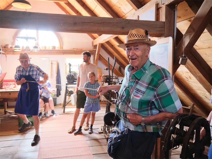 Josef Sattler (rechts) zeigt jedes Jahr beim Handwerkstag im Dorfmuseum Mönchhof, wie Seile damals hergestellt wurden.