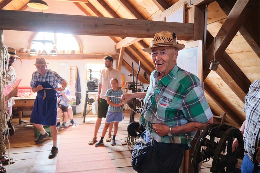 Josef Sattler (rechts) zeigt jedes Jahr beim Handwerkstag im Dorfmuseum Mönchhof, wie Seile damals hergestellt wurden. Fotos: Klaus Zwinger