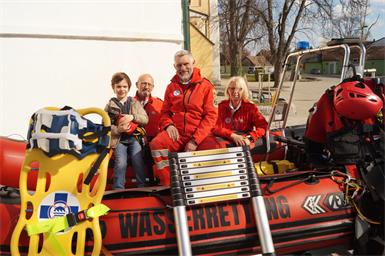Josef Stadler, Walter Reitter und Rosa Stadler zeigten dem jungen Besucher Josef das Einsatzboot.