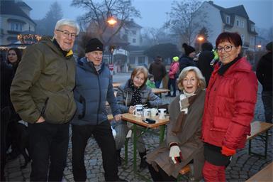 Josef, Walter, Helga, Marianne und Ingeborg stimmten sich bei dem Silvesterstand schon mal für den Abend ein. 