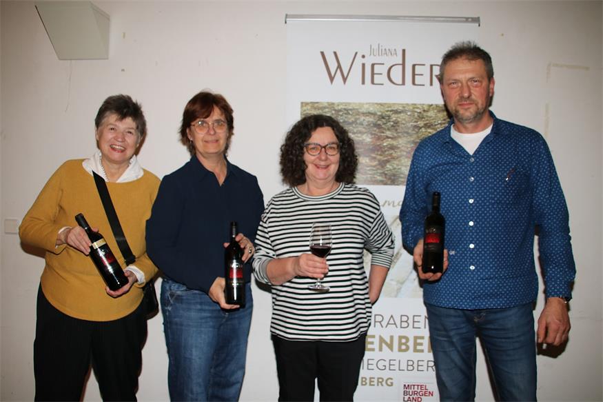 Josefa Martin, Barbara Loibl und Bibliotheks-Leiterin Christiane Schnalzer mit Winzer Georg Wieder vom Weingut Juliana Wieder.