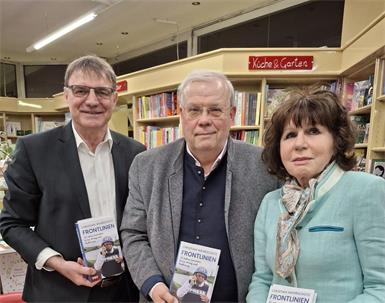 Journalist Christian Wehrschütz (Mitte) mit Gattin Elisabeth und Buchhändler Gunter Drexler.