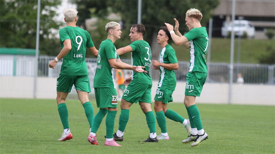 Jubel in Grün-Weiß: Die Spieler des Mattersburger SV feiern einen ihrer vielen Herbst-Erfolge – Sinnbild einer Hinrunde, in der der Ligaprimus mit 41 Punkten aus 15 Spielen neue Maßstäbe setzte.