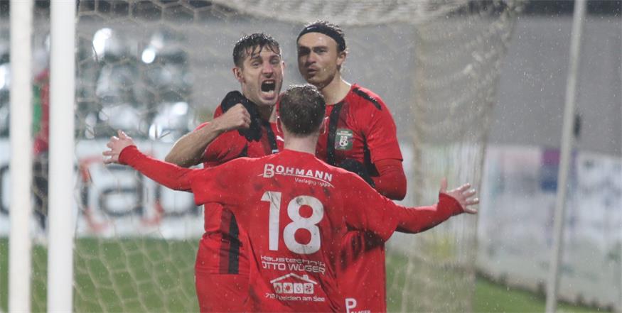 Jubel in Parndorf! Mit dem 2:0 gegen Pinkafeld gelang der wichtige Heimsieg. Beide Tore erzielte Simon Buliga (r.).