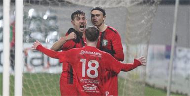 Jubel in Parndorf! Mit dem 2:0 gegen Pinkafeld gelang der wichtige Heimsieg. Beide Tore erzielte Simon Buliga (r.).
