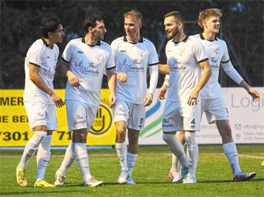 Jubel in Weiß! Die Halbturner erwischten in Pama einen starken Beginn und gingen mit 1:0 in Führung. Am Ende wurde es beim 100. Landesliga-Auftritt nach dem Wiederaufstieg ein 1:1.