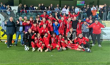 Jubel pur! Nach dem 2:0-Sieg gegen Klingenbach, den der SC/ESV Parndorf mit zwei Mann weniger erreichen konnte, war die Jubelstimmung vorprogrammiert.