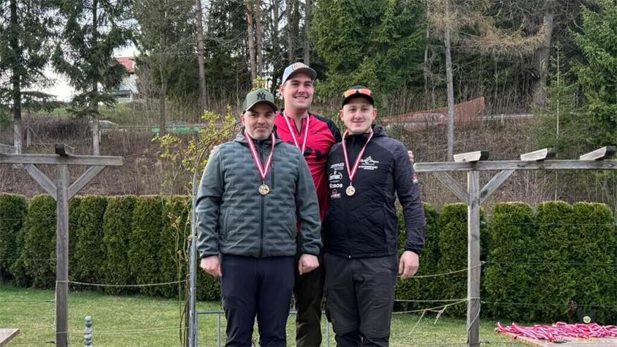 Jubelte über Gold: Nico Wiener (Mitte) mit Klaus Bittermann und Ralph Hintenaus (v.l.) in Ligist.