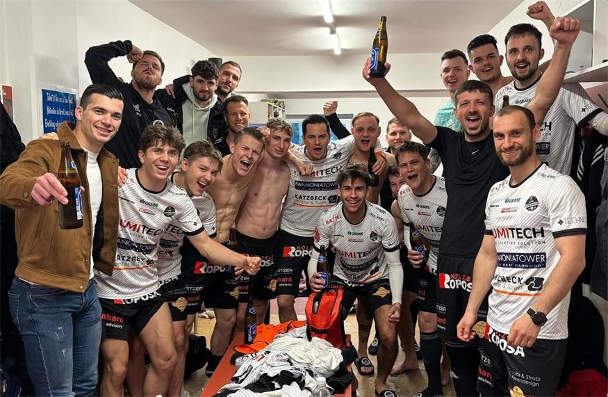 Jubeltraube! Jennersdorfs Kicker freuten sich über einen deutlichen 4:1-Heimsieg gegen den SK Pama.