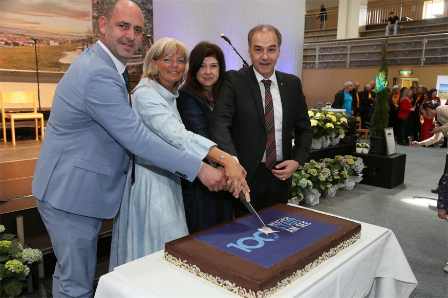 Jubiläumstorte zum Geburtstag der Stadt Neusiedl am See: 2. Vizebürgermeister Stefan Wögerer, Bürgermeisterin Elisabeth Böhm, Vizebürgermeisterin Sabine Nyikos und Landesrat Leonhard Schneemann