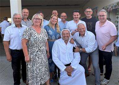 Jubilar Franz Werdenich (vorne Mitte) hat seine Kleidung bereits der Hitze angepasst. Zum 60. Geburtstag gratulierten ihm unter anderem Bürgermeister Josef Kolby (Mönchhof), Bürgermeister Gerhard Bachmann (Deutsch Jahrndorf), Bürgermeisterin Michaela Wohlfart (Podersdorf), Landesrätin Daniela Winkler, Bürgermeister Josef Tschida (Pamhagen), Vizebürgermeister Christian Wandler (Weiden/See), Bürgermeister Johannes Hornek (Kittsee), Nationalrat Christoph Zarits, Bürgermeister Gerald Handig (Edelstal) und Bürgermeister Markus Ulram (Halbturn)