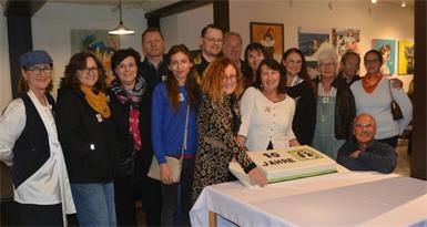 Jubilare. Die Künstler aus verschiedensten Sparten rund um Edith Sandhofer-Malli (4.v.r.), Susanne Prassl, Lisi Deutsch, Daniela Noitz, Josef Perlinger, Jasmin Thoma, Thomas Sailer, Robert Kristöfl, Cleo Ruisz, Claudia Lindenthal, Gabi Palkovits, Edi Wimmer, Angelika Hafner (v.l.) und Bruno Malli, teilten die Jubiläumstorte mit den zahlreichen Besuchern, die zum 10-jährigen Jubiläum gratulierten.