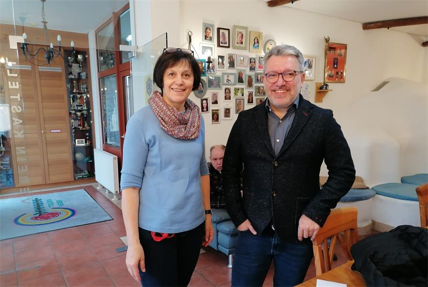 Jürgen Beiglböck mit der Leiterin der Institution, Waltraud Hafner.