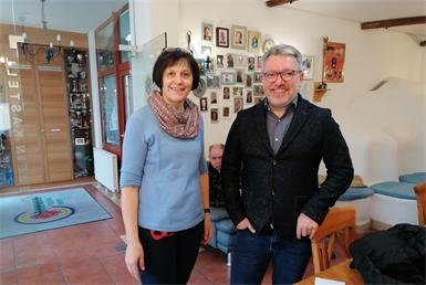 Jürgen Beiglböck mit der Leiterin der Institution, Waltraud Hafner.