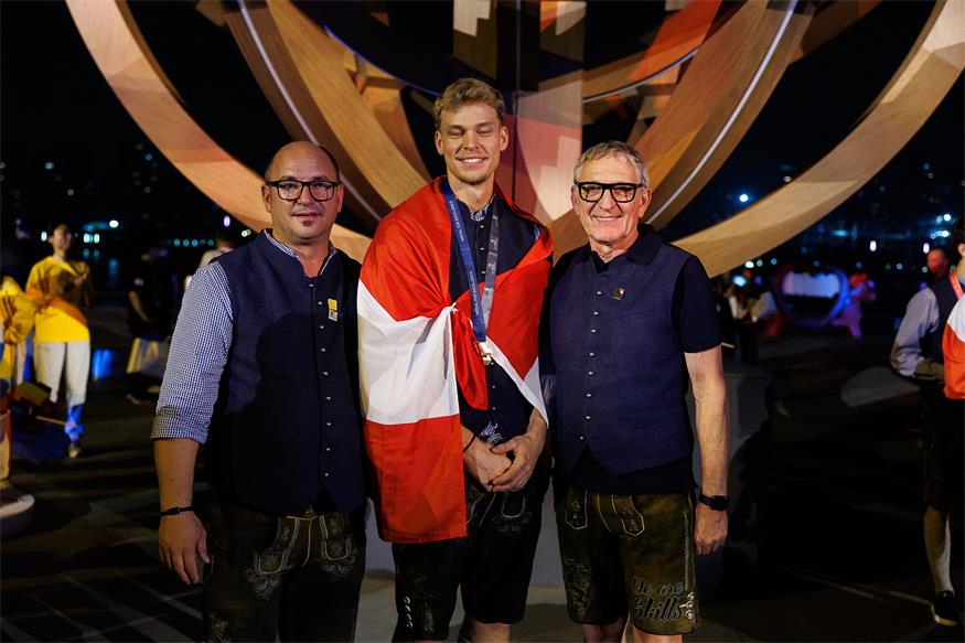 Jürgen Kraft, Geschäftsführer von SkillsAustria, und SkillsAustria-Präsident Josef Herk gratulierten Elias Stephan. 