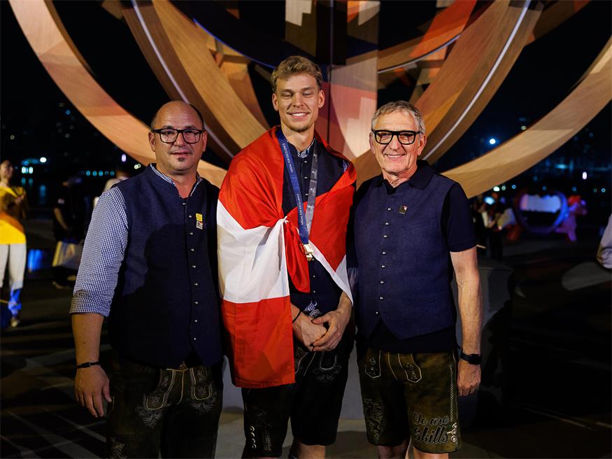 Jürgen Kraft, Geschäftsführer von SkillsAustria, und SkillsAustria-Präsident Josef Herk gratulierten Elias Stephan. 