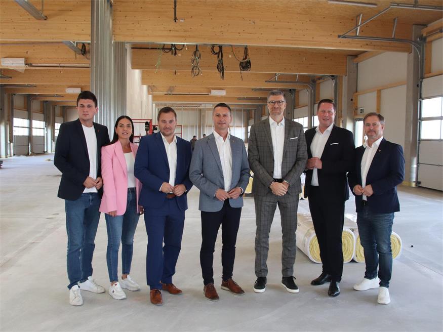 Jürgen Lehrner, Bezirksgeschäftsführerin Steffi Fürst, Michael Ochs (Vizebürgermeister Antau), Robert Hergovich, Thomas Hoffmann und Roland Fürst mit Hans-Peter Schöll (Casa Immobilien). Richard Vogler